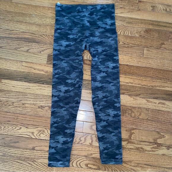 Spanx Look at Me Now $99 Seamless Camo Cropped Leggings XL Black Gray NWOT - Picture 6 of 10